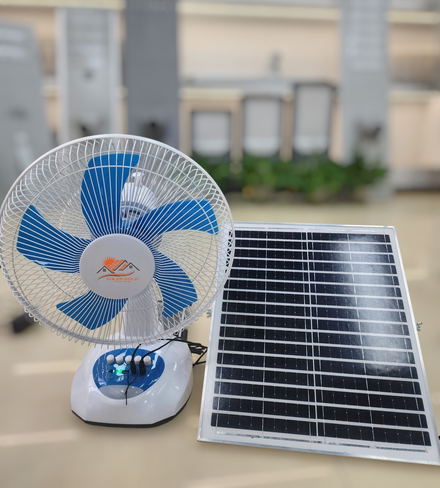 Quạt Bàn Tích Điện Năng Lượng Mặt Trời QB010