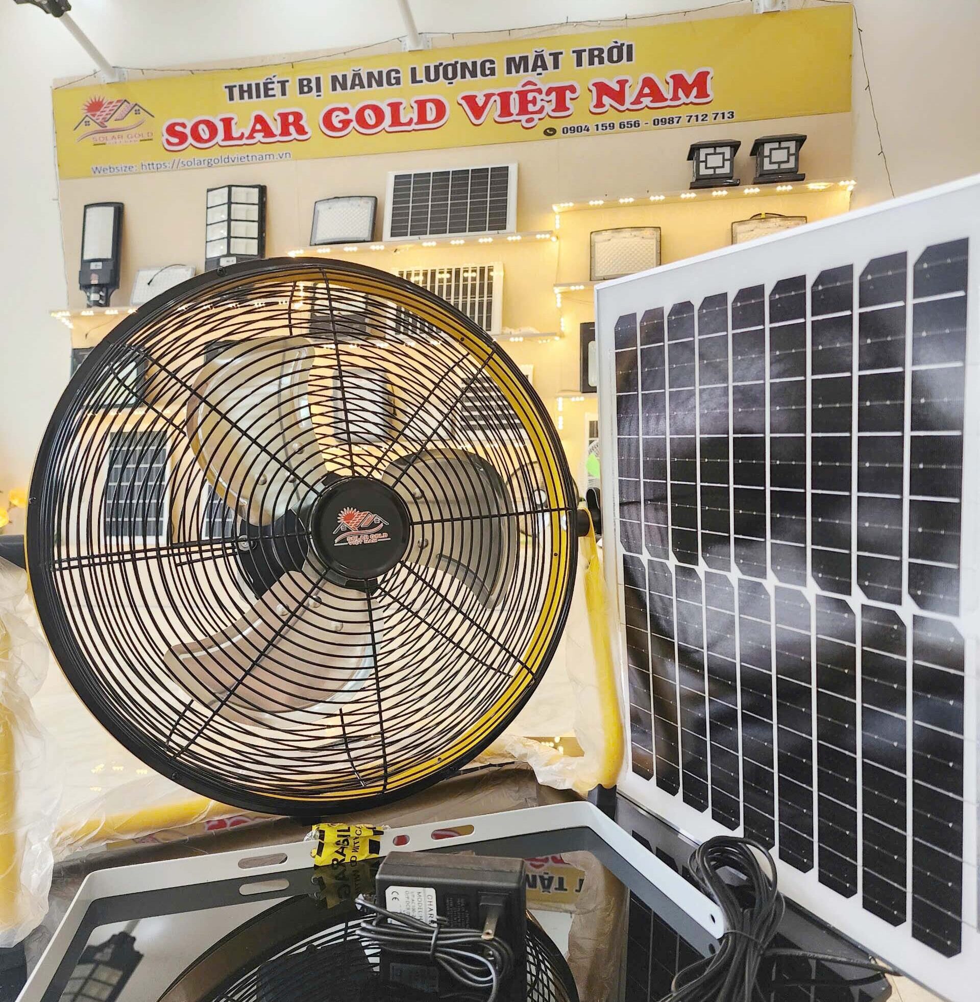 Quạt Chân Quỳ Tích Điện Năng Lượng Mặt Trời 14 inch vàng
